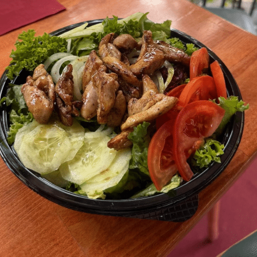 Großer Salat mit Saftigen Hähnchenstreifen