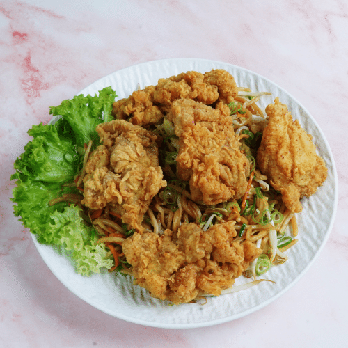 Gebratene Nudeln mit knuspriges Hähnchen