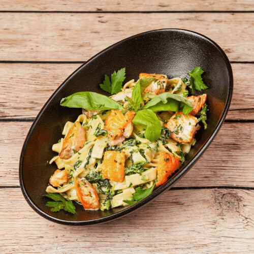 Pasta mit Spinat, Lachs, Knoblauch und Sahnesauce