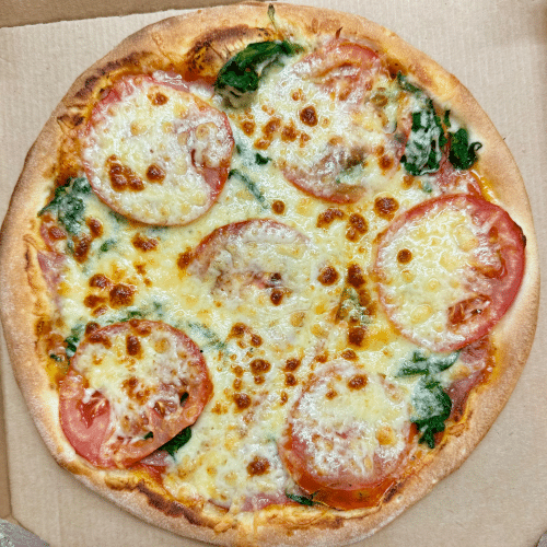Pizza Mozzarella, Tomatenscheiben und Zwiebeln