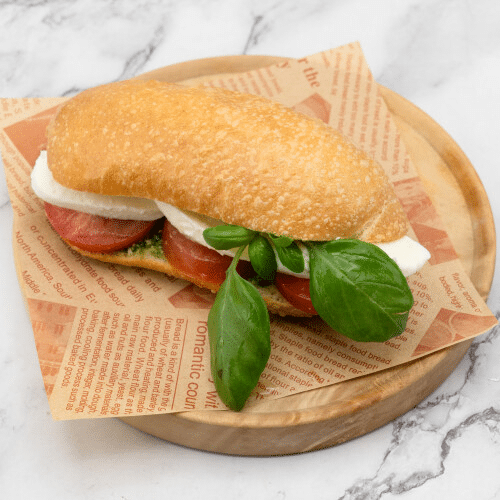 Panino con pesto pomodoro e mozzarella