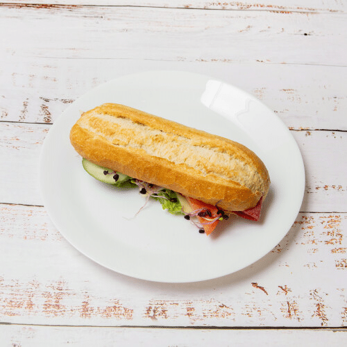 Baguette Brötchen mit Salami und Käse