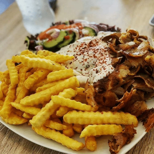 Kebab mit Pommes und Salat