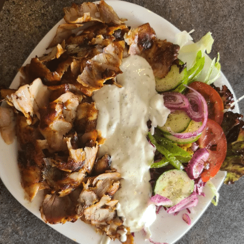 Kebab mit Salat und Fladenbrot