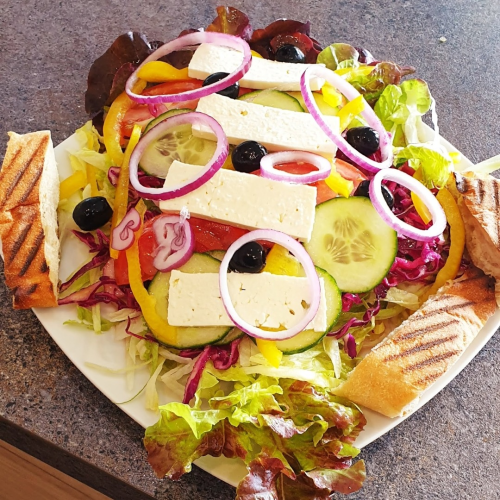 Salat mit Käse und Oliven