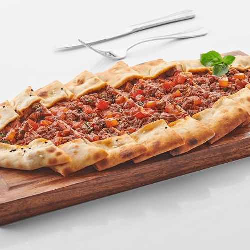 Pide mit Weichkäse und Tomaten