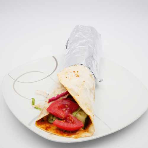 Lahmacun Rolle mit Hackfleisch und Salat