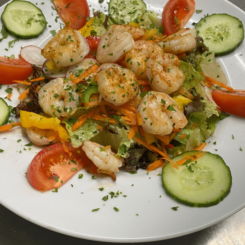Knackiger Salat mit Garnelen