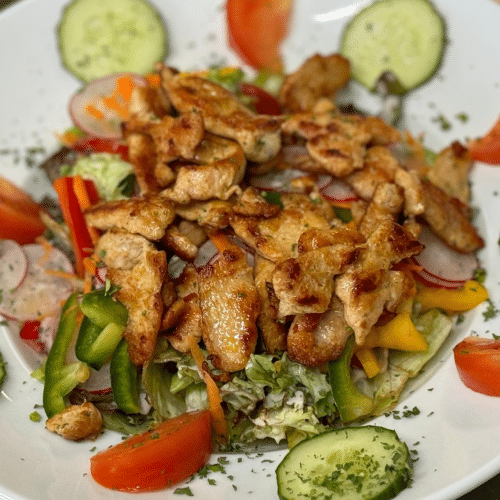 Knackiger Salat mit Hühnerbrust