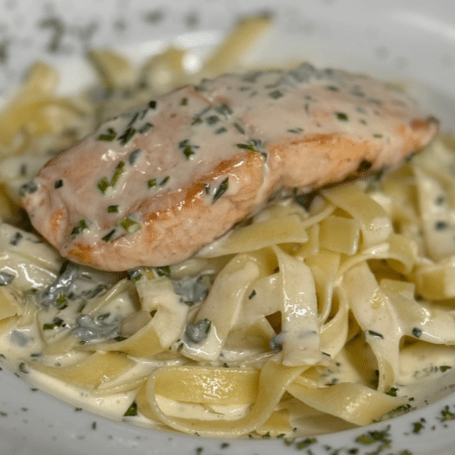 Lachsfilet auf Bandnudeln