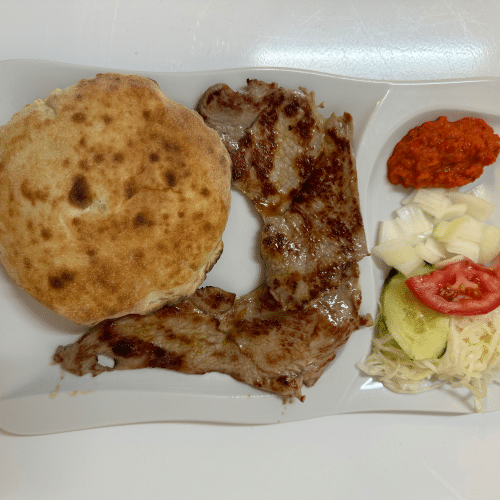 Gegrilltes Kalbsschnitzel Natur 200g mit Fladenbrot