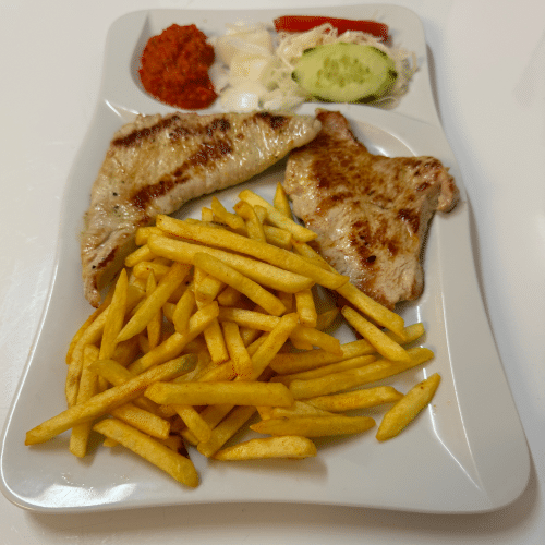 Gegrilltes Putenbrustfilet (220g) mit Pommes