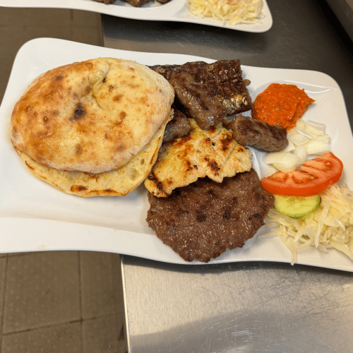 Gemischter Grillteller mit Fladenbrot