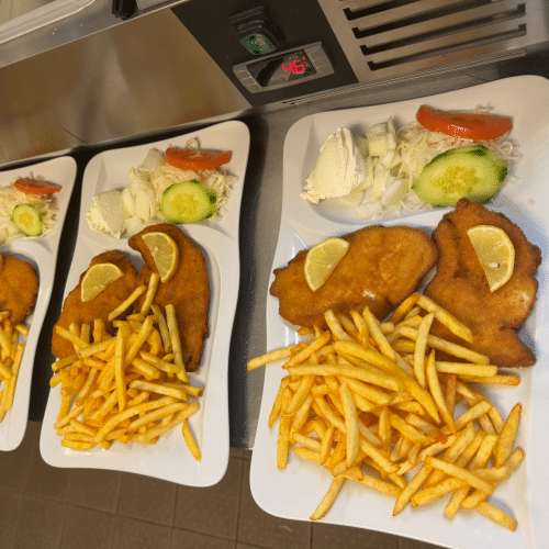 Hänchenschnitzel paniert (220g) mit Pommes