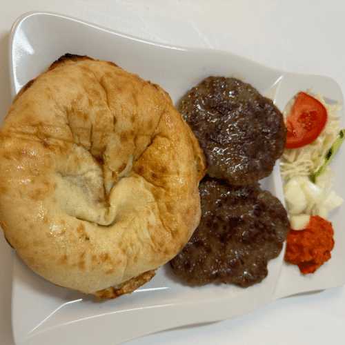 Pljeskavica (Hacksteak) 2 Stück mit Fladenbrot