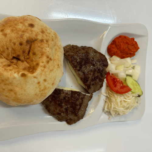 Pljeskavica Shari mit Käse gefüllt und Fladenbrot