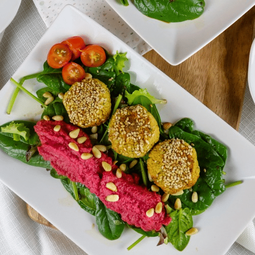 Falafel auf Hummusbett