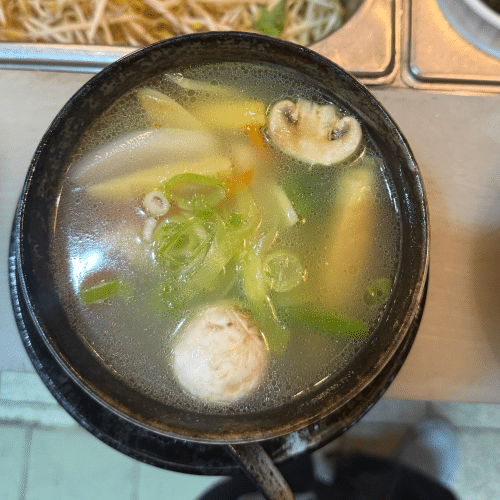 Hühnersuppe mit verschiedenem Gemüse
