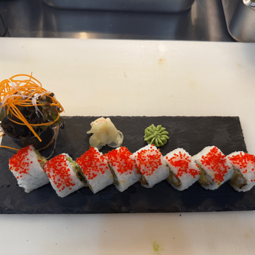 Inside-Out Lachs, Avocado - mit Kaviar ummanteln