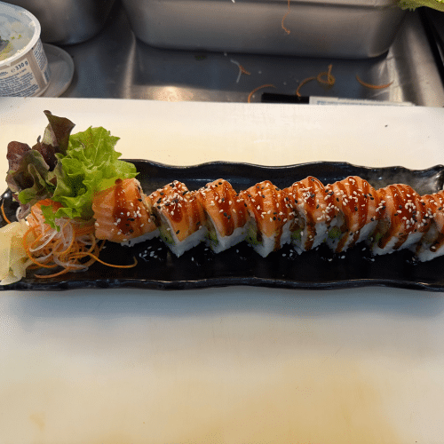 Inside-Out Lachs, Avocado - mit Lachs ummanteln