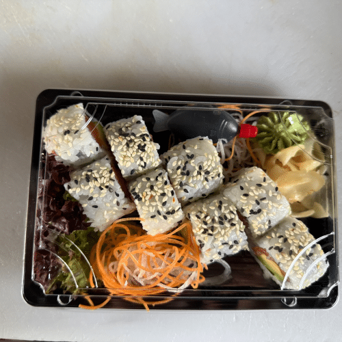 Inside-Out Lachs, Avocado - mit Sesam ummanteln