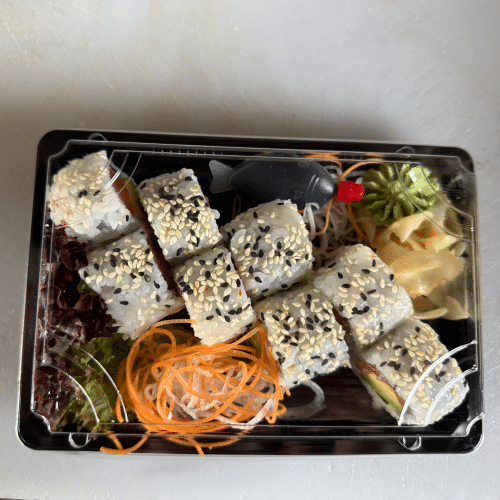 Inside-Out Lachs, Gurke - mit Sesam ummanteln