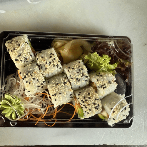 Inside-Out Surimi, Avocado - mit Sesam ummanteln