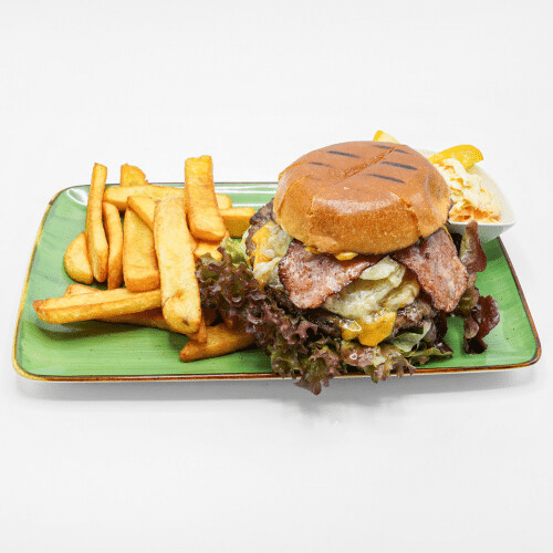 Love Bacon Burger mit Pommes und Krautsalat