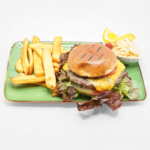 Cheeseburger mit Pommes und Krautsalat