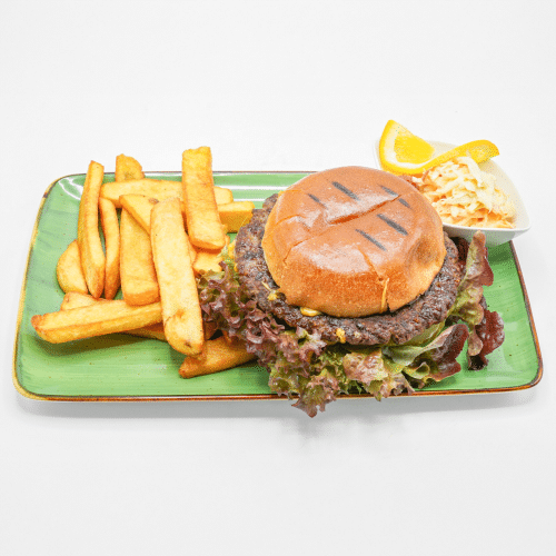 Classic Hamburger mit Pommes und Krautsalat