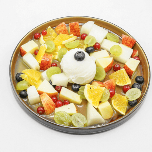 Obstsalat mit einem Zitronensorbet