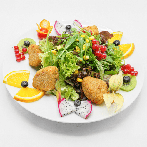 Salat mit paniertem Schafskäse