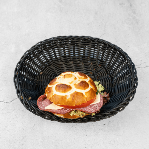 Belegtes Brötchen mit Rindersalami