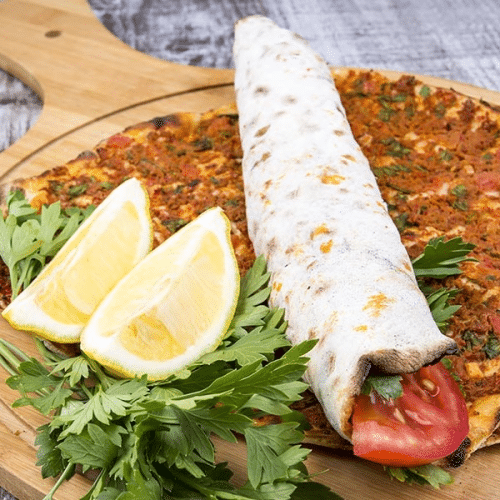 Lahmacun mit Salat