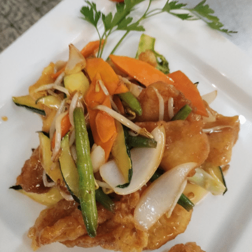 Gebratenes Fischfilet mit Paprika, Ananas und Süß-Sauer-Sauce