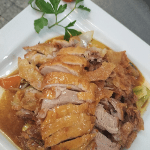 Geröstete Ente mit Gemüse, Ananas und Süß-Sauer-Sauce