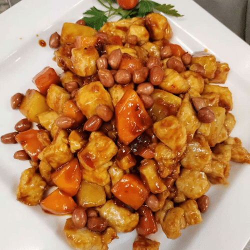 Hühnerfleisch nach Kung-Bao-Art mit Champignons und Paprika (scharf)