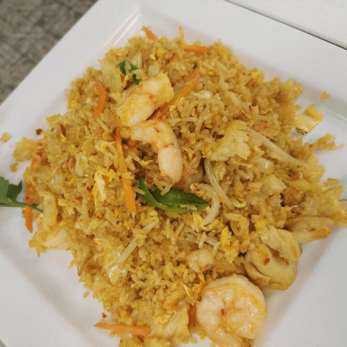 Nasi Goreng gebratener Reis mit Hühnerfleisch, Krabben, Eiern, Curry und Gemüse (leicht scharf)