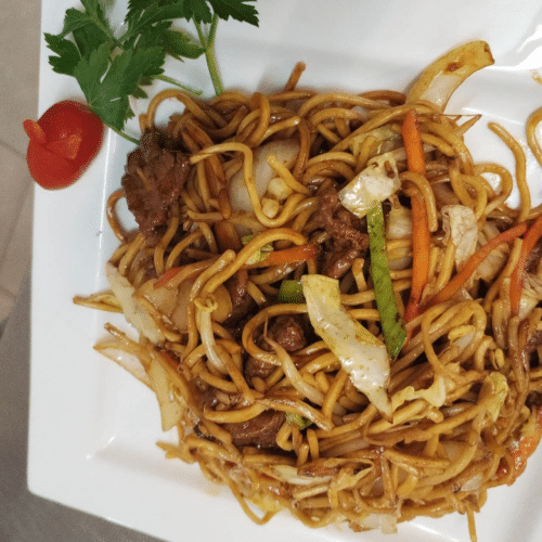 Nudeln gebraten mit Rindfleisch, Eiern und Gemüse