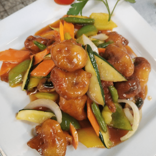 Paniertes Schweinefleisch Süß-Sauer mit Ananas und Paprika