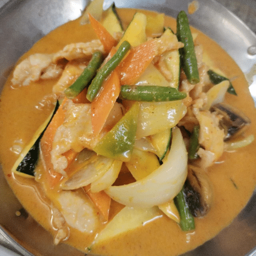 Rotes Thai-Curry mit Hähnchen