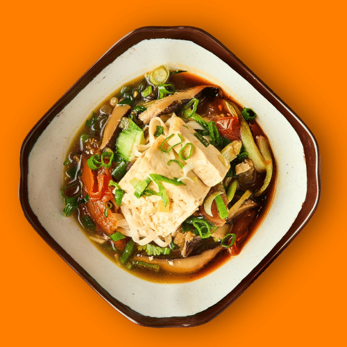 Vegetarische Nudelsuppe mit Tofu