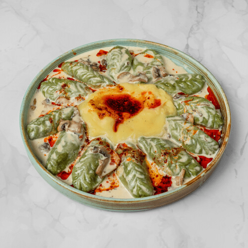 Green Momo mit Champignon Sahne-Sauce