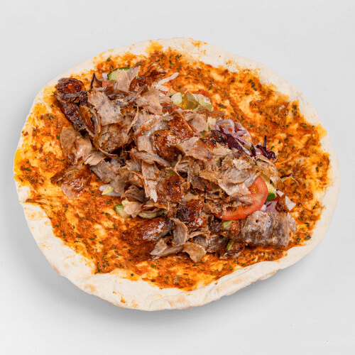 Lahmacun Drehspieß mit Salat und Sauce