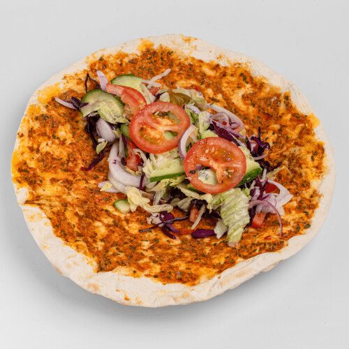 Lahmacun mit Salat und Sauce