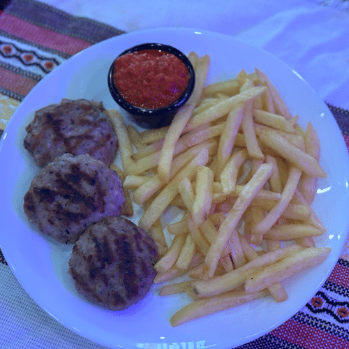 3 Kufte mit Pommes und Lyutenitsa