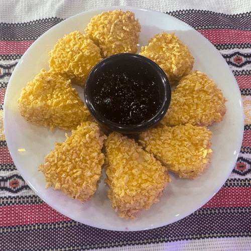 Panierter Schmelzkäse mit Marmeladen sauce