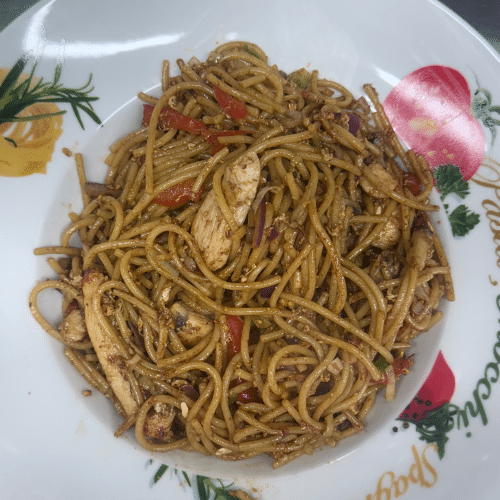 Gebratene Nudeln mit Hähnchenfleisch