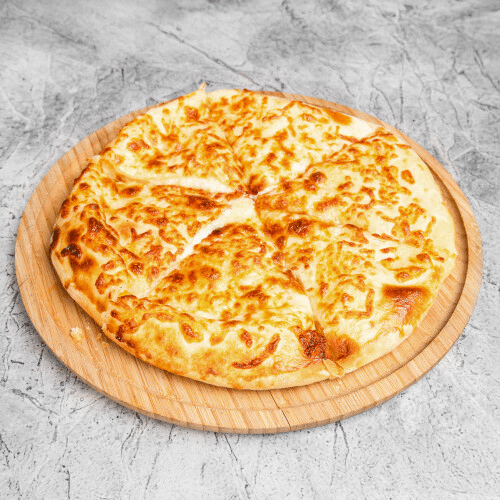 Khachapuri Megruli mit doppeltem Käse