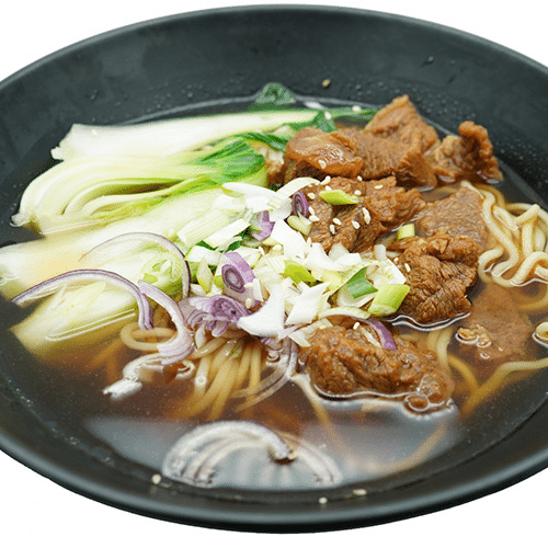 Nudelsuppe mit geschmortem Rindfleisch, Pak Choi und Zwiebeln (pikant)